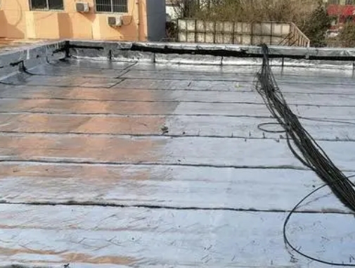 承德市卫生间漏水维修公司分享下承德市屋面楼顶防水刚性防水层施工要点。